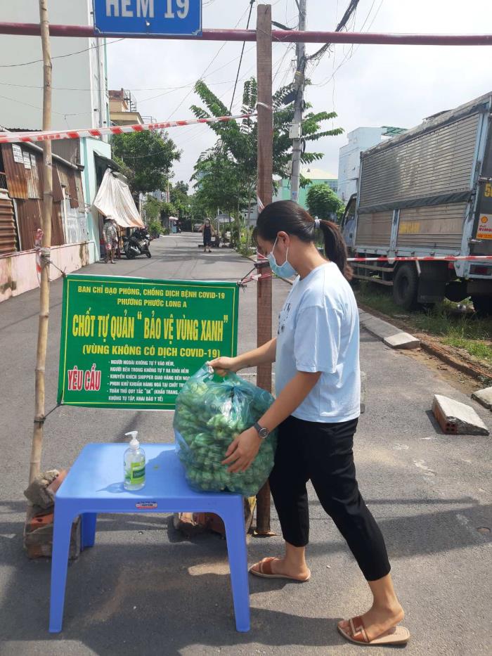 Tặng rau cho người dân ở P.Phước Long A và các UBND phường Phước Bình, Phước Long B (ngày 29/08/2021)